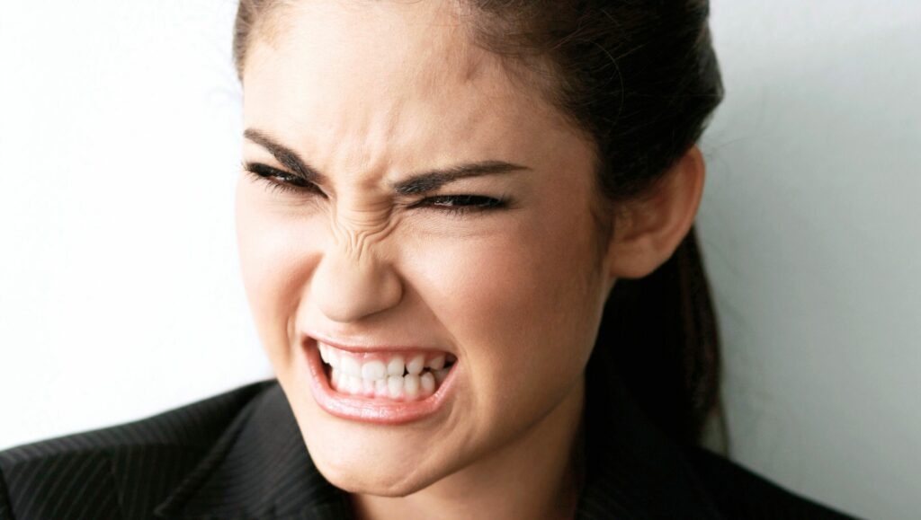 donna che stringe i denti